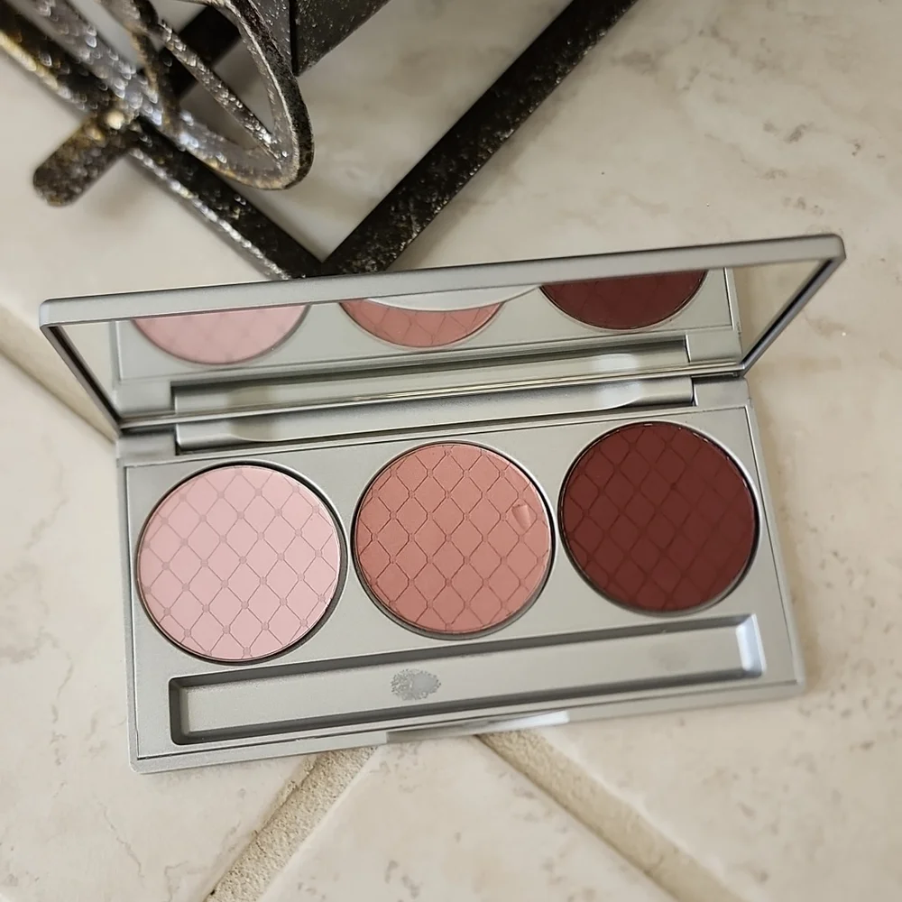 🩷💕 VICTORIA'S SECRET SILK WEAR EYE COLOR LUMINOUS POWDER PALETTE 💕🩷